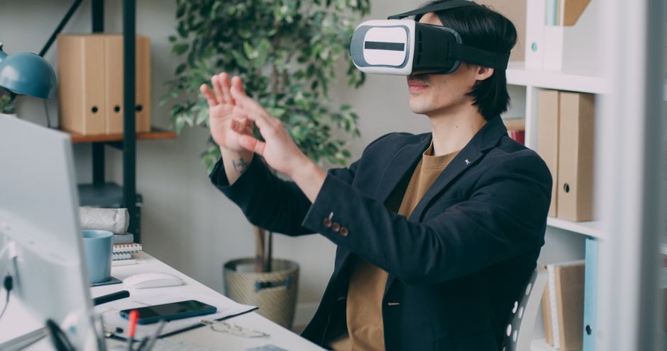 Djelatnik u uredskom okruženju koristi VR headset za virtualni trening