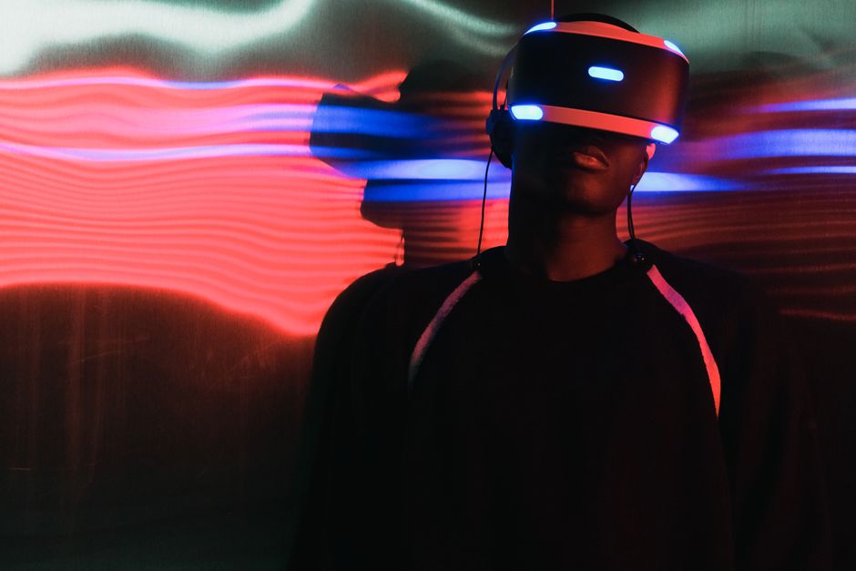 Osoba s VR naočalama u neonskim svjetlima
