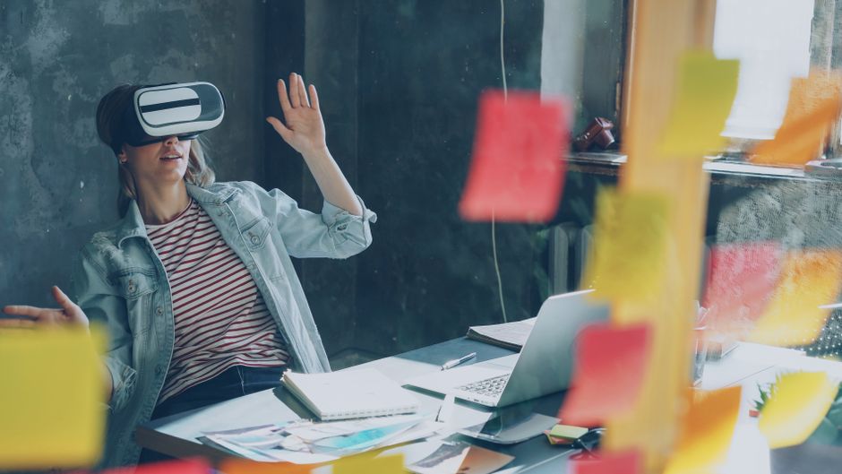 Žena koristi VR naočale za brainstorming